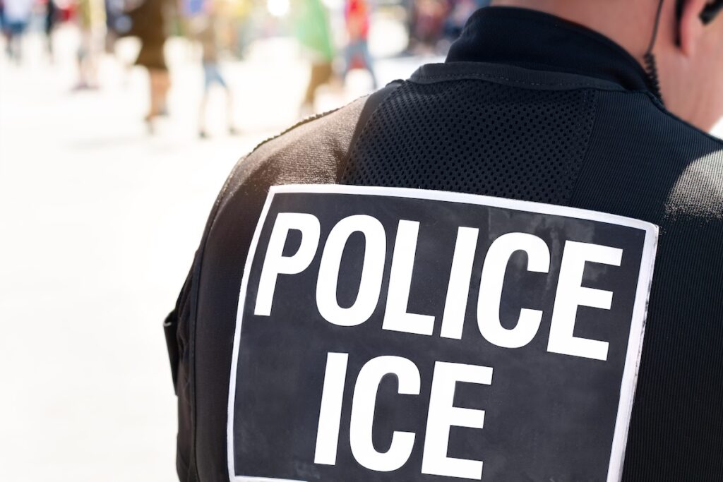 Aunque el ICE tiene autoridad para actuar, las personas tienen derechos y más con los documentos correspondientes.