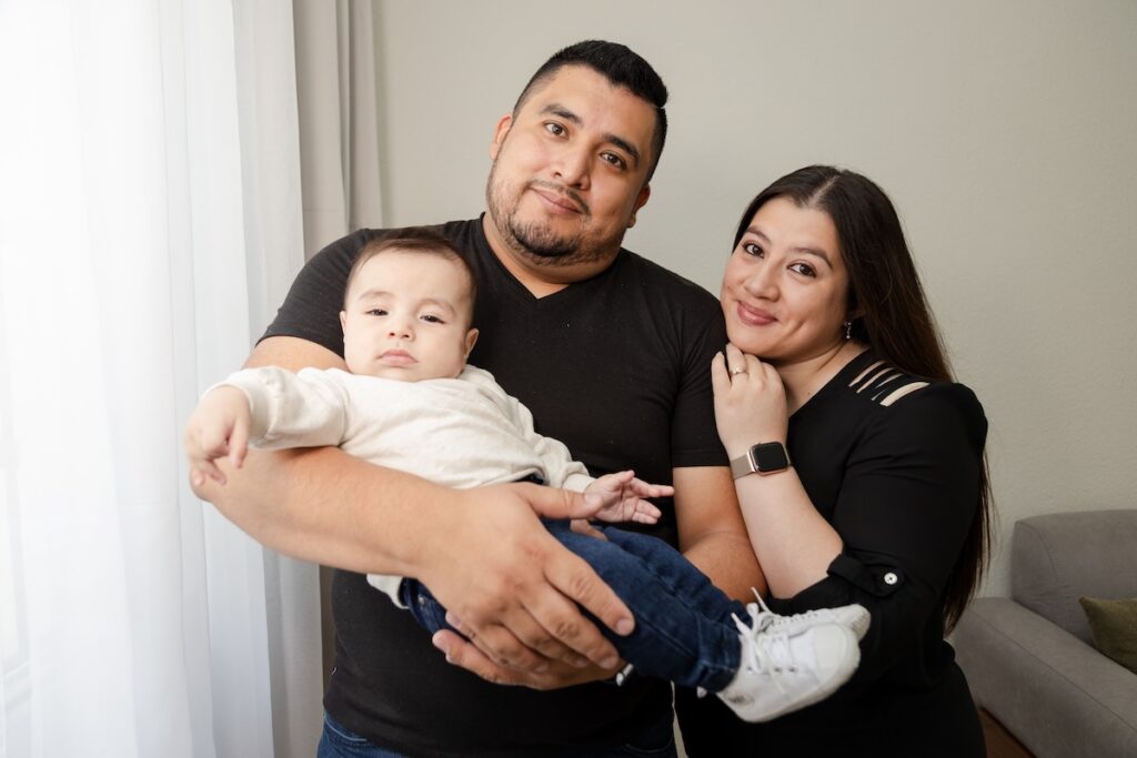 Las ayudas sociales para inmigrantes latinos están activas en varios estados.