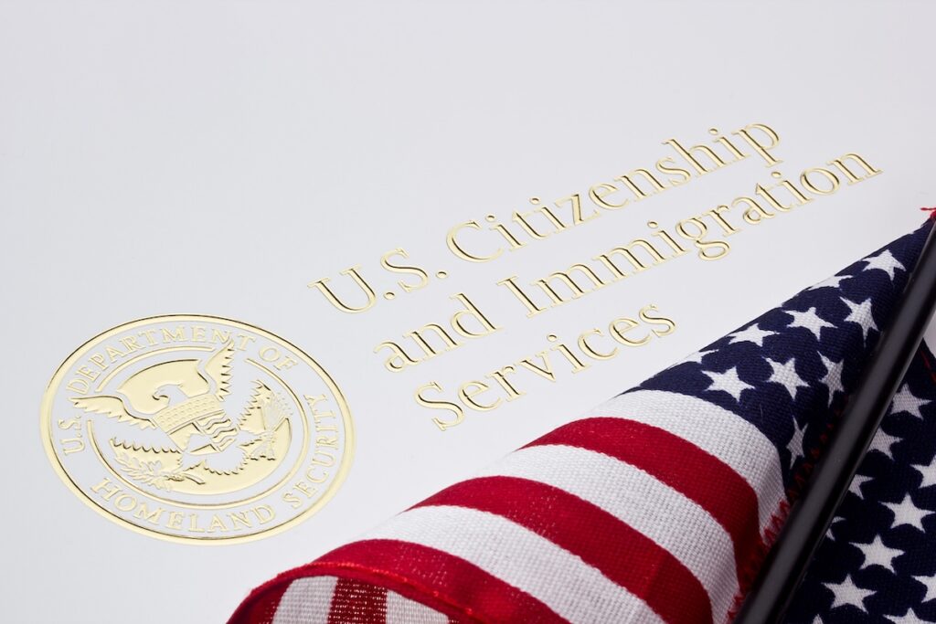El aumento de tarifas migratorias en 2025 tiene un impacto directo en las familias que buscan regularizar su situación en Estados Unidos.