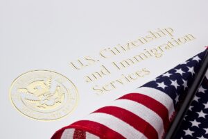 El aumento de tarifas migratorias en 2025 tiene un impacto directo en las familias que buscan regularizar su situación en Estados Unidos.