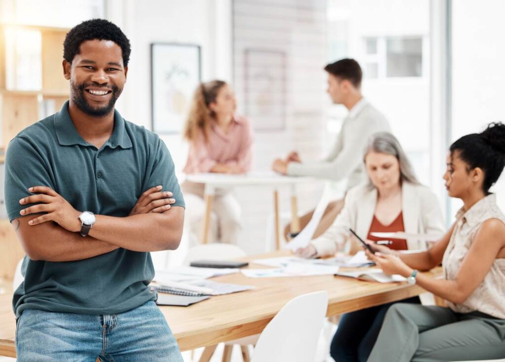 Groupe de professionnels en discussion dans un bureau moderne au Québec, illustrant la diversité des candidats au PSTQ.