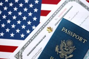 Aunque DACA en 2026 no otorga residencia permanente, en algunos casos podría servir como punto de partida hacia la green card.